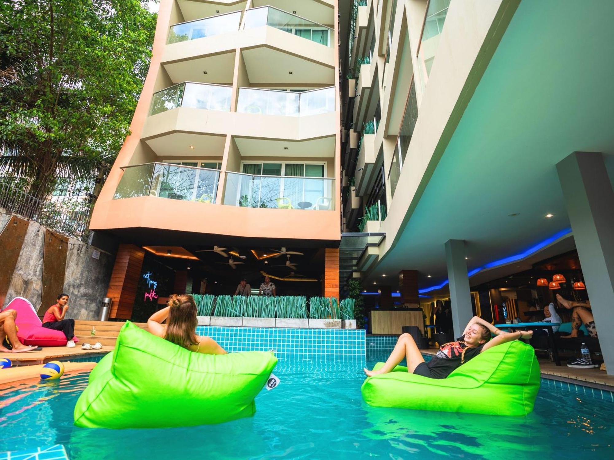 Mad Monkey Phuket Vandrehjem Patong Eksteriør billede