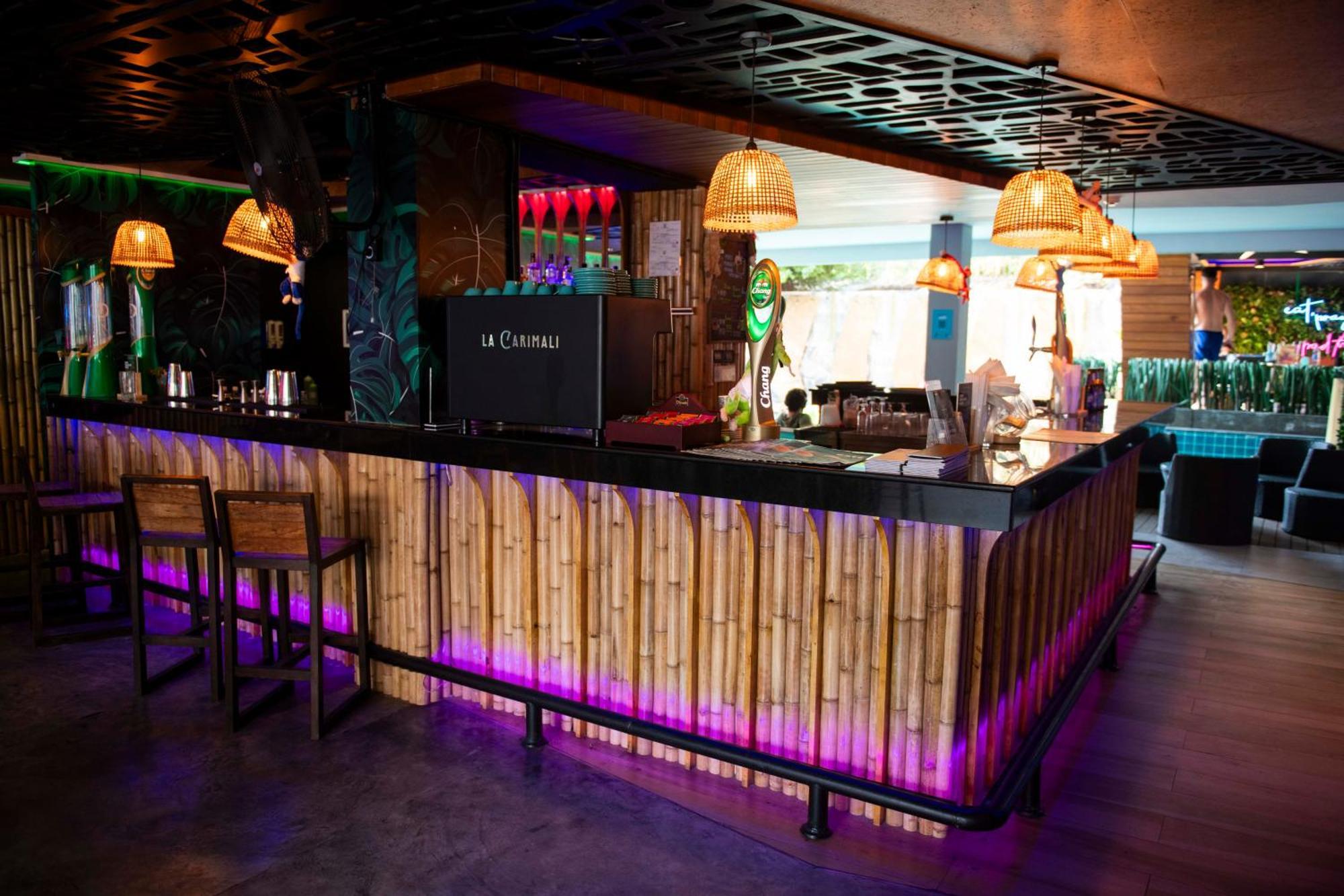 Mad Monkey Phuket Vandrehjem Patong Eksteriør billede