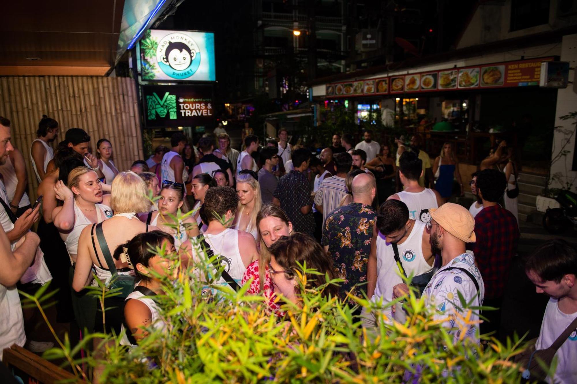 Mad Monkey Phuket Vandrehjem Patong Eksteriør billede