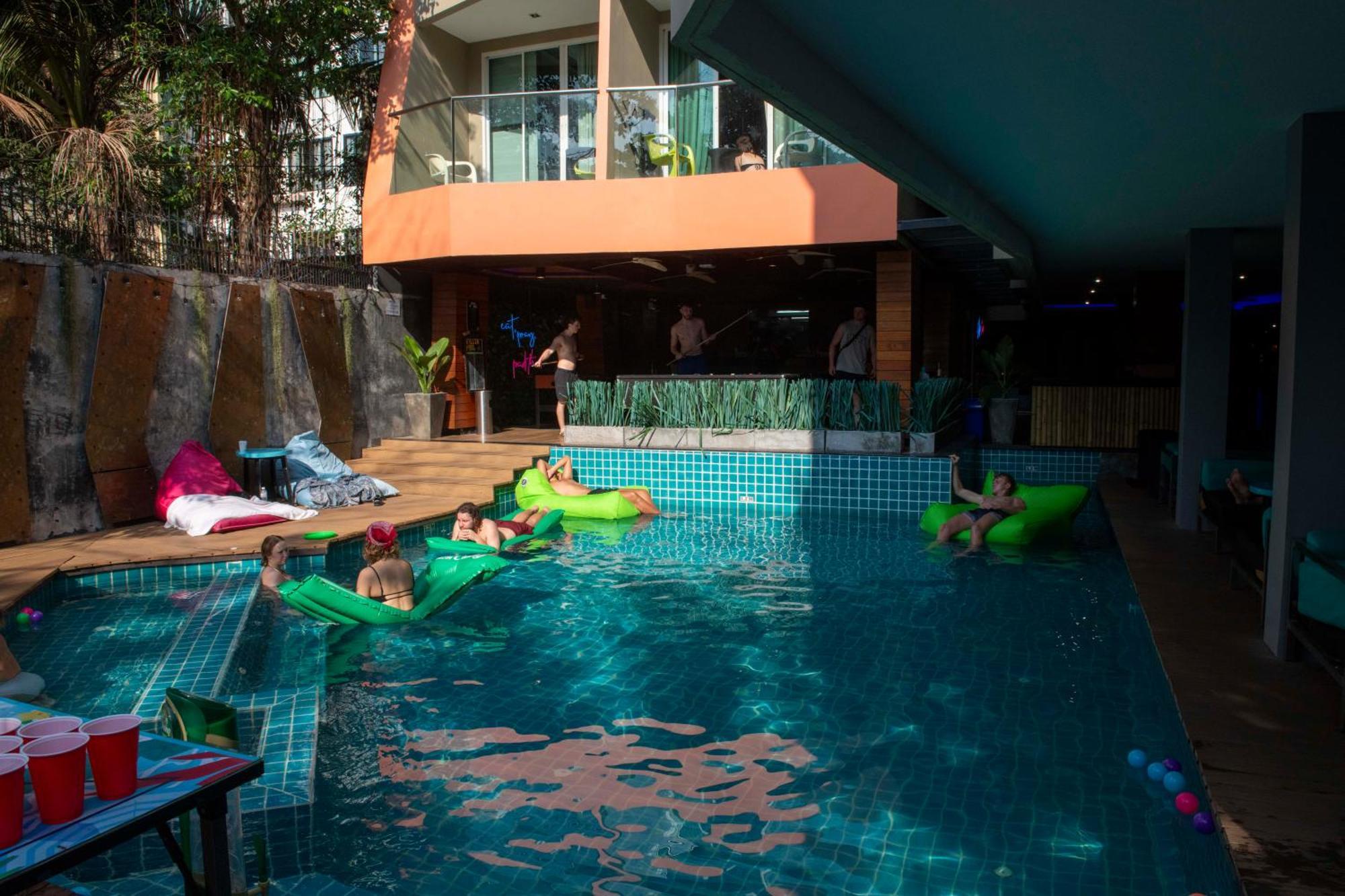 Mad Monkey Phuket Vandrehjem Patong Eksteriør billede