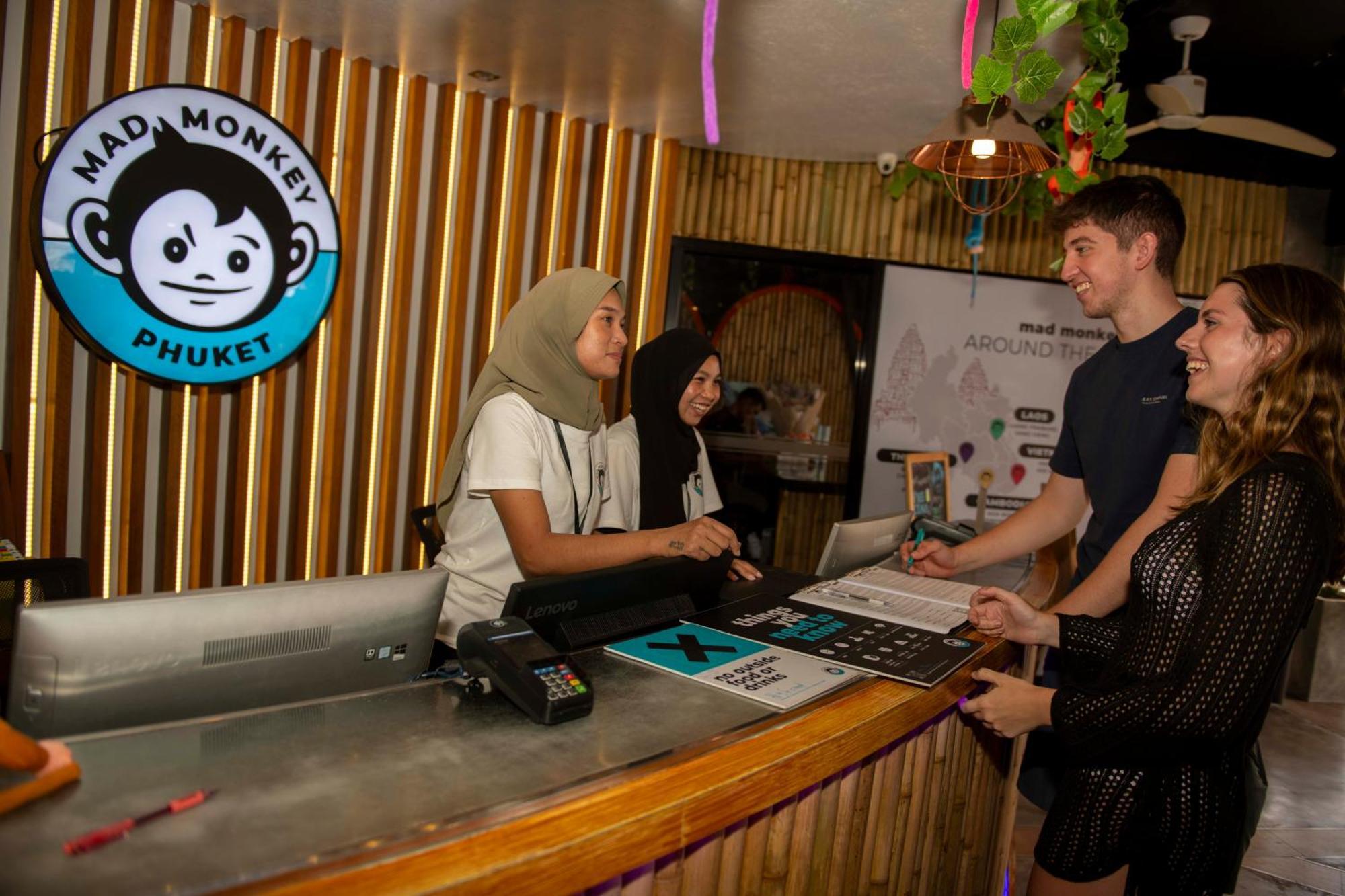 Mad Monkey Phuket Vandrehjem Patong Eksteriør billede